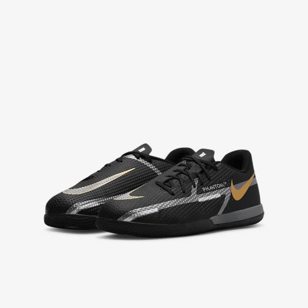 Nike Jr. Phantom GT2 Academy IC Older Indoor Court Voetbalschoenen Kinderen Zwart Metal Goud Donkergrijs Metal Donkergrijs | NK041YSZ