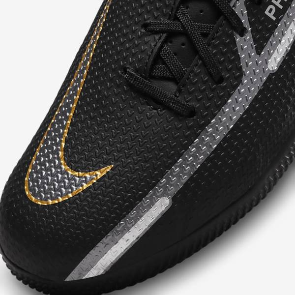 Nike Jr. Phantom GT2 Academy IC Older Indoor Court Voetbalschoenen Kinderen Zwart Metal Goud Donkergrijs Metal Donkergrijs | NK041YSZ